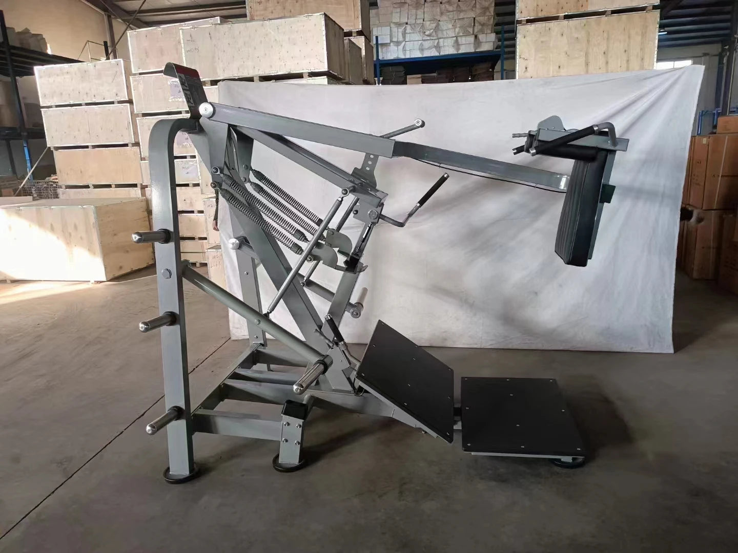 Gym strength equipment Chest pushing and high back training  and lying posture device commercial multi-functional leg flexion